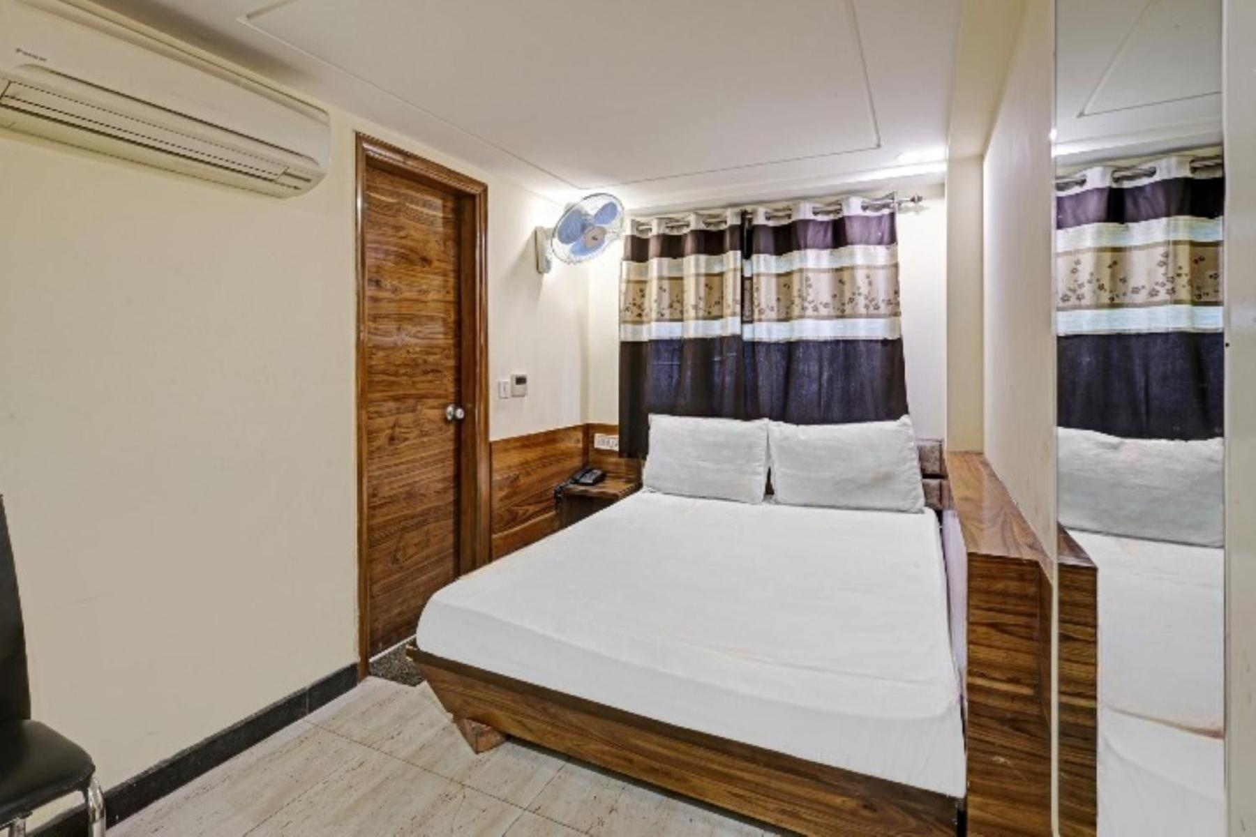 Hotel Keshew International Нью-Дели Экстерьер фото