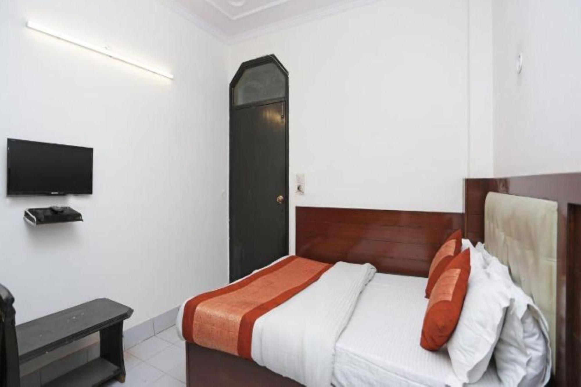 Hotel Keshew International Нью-Дели Экстерьер фото