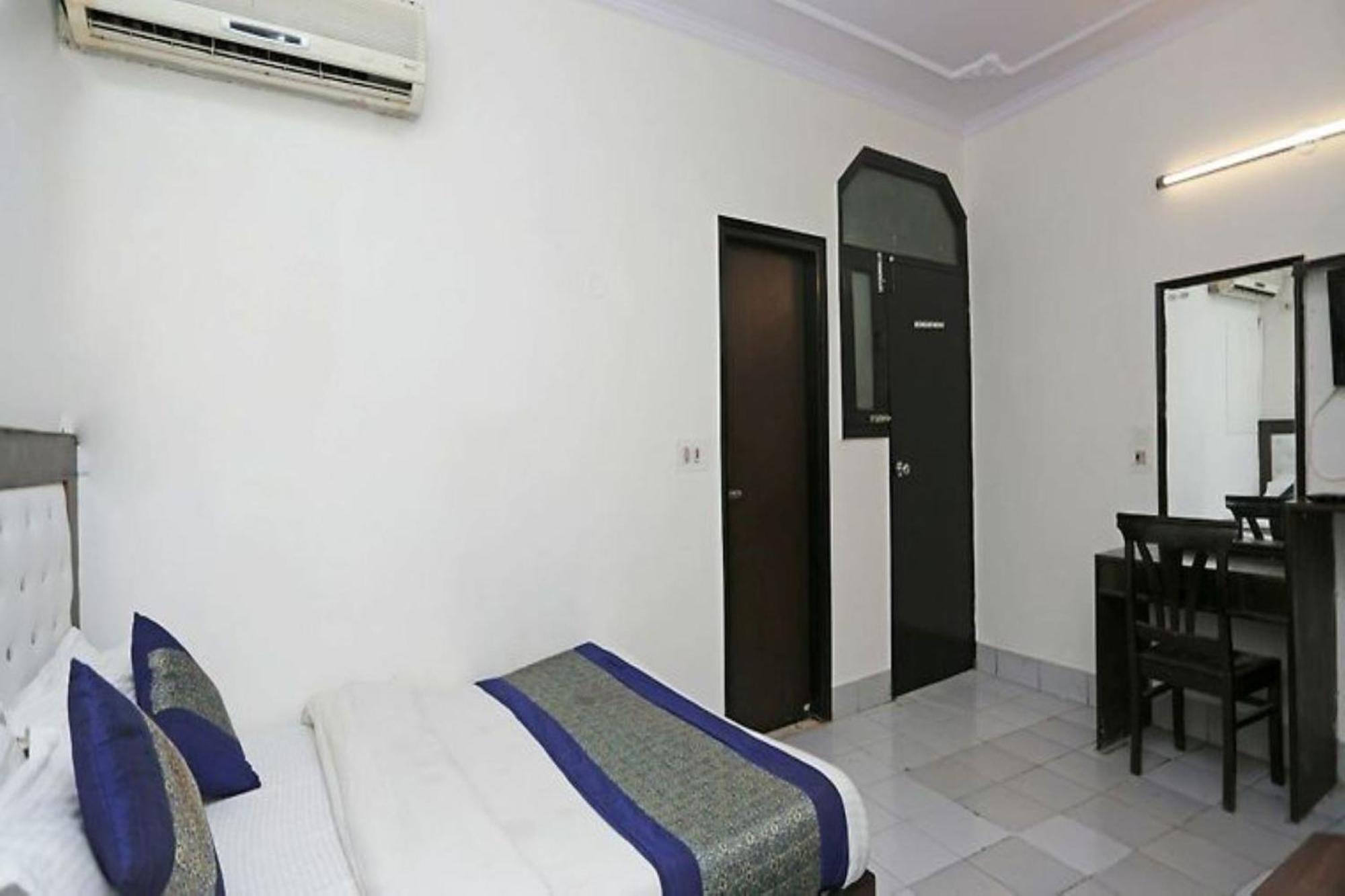 Hotel Keshew International Нью-Дели Экстерьер фото